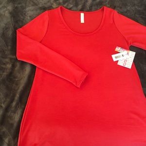 NWT Red lularoe Lynnae. Size Small